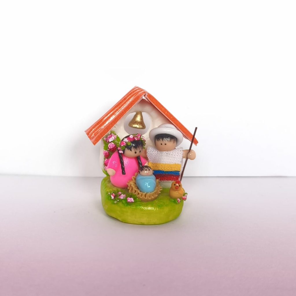 Pesebre en miniatura artesanal en cerámica con campana y trajes típicos colombianos