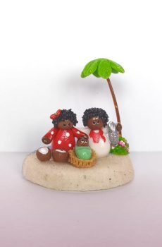 pesebre en miniatura artesanal , que muestra la Sagrada Familia en la playa rodeada de palmeras, peces y cocos.