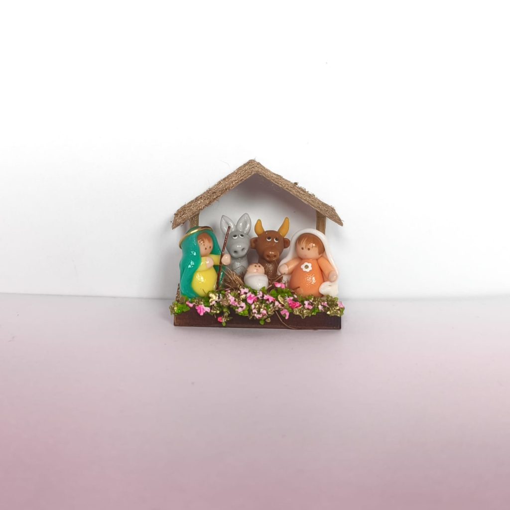 Pesebre en miniatura artesanal que muestra la Sagrada Familia en un ranchito.