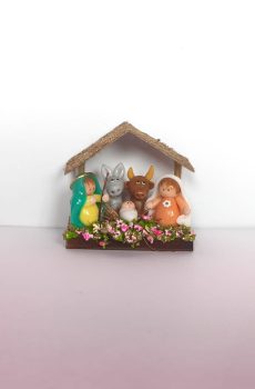Pesebre en miniatura artesanal que muestra la Sagrada Familia en un ranchito.
